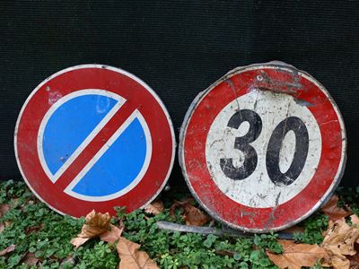 Due Cartelli Stradali