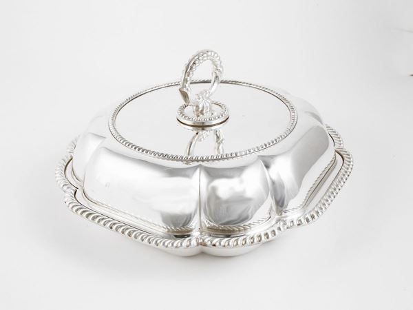 Silver plated tureen  - Auction Furniture, silvers, paintings and antique curiosities partly from Villa Mannelli - Maison Bibelot - Casa d'Aste Firenze - Milano