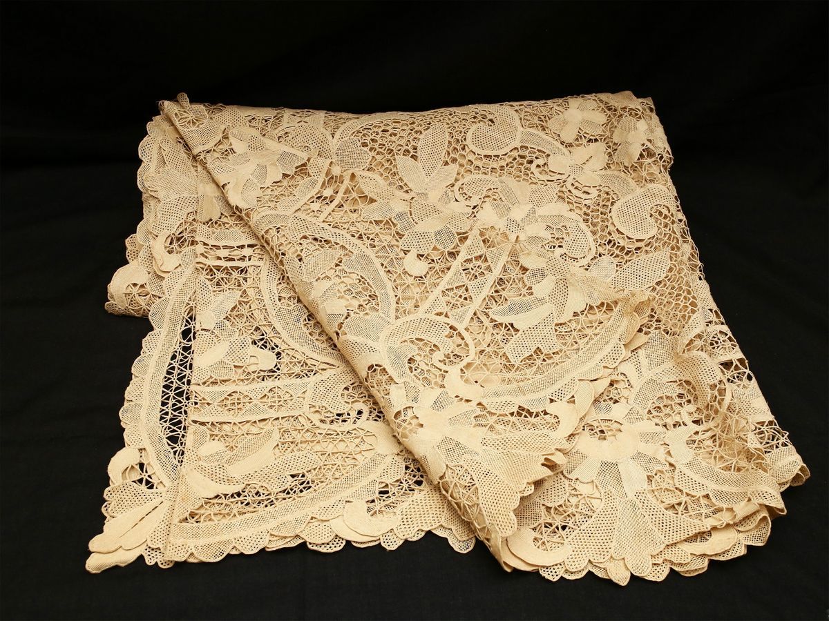Tovaglia Ricamata Ad Ago in Cotone Ecrù