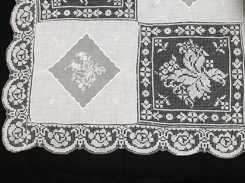 Tovaglia Ricamata in Bisso di Lino, Organza e Cotone Bianco