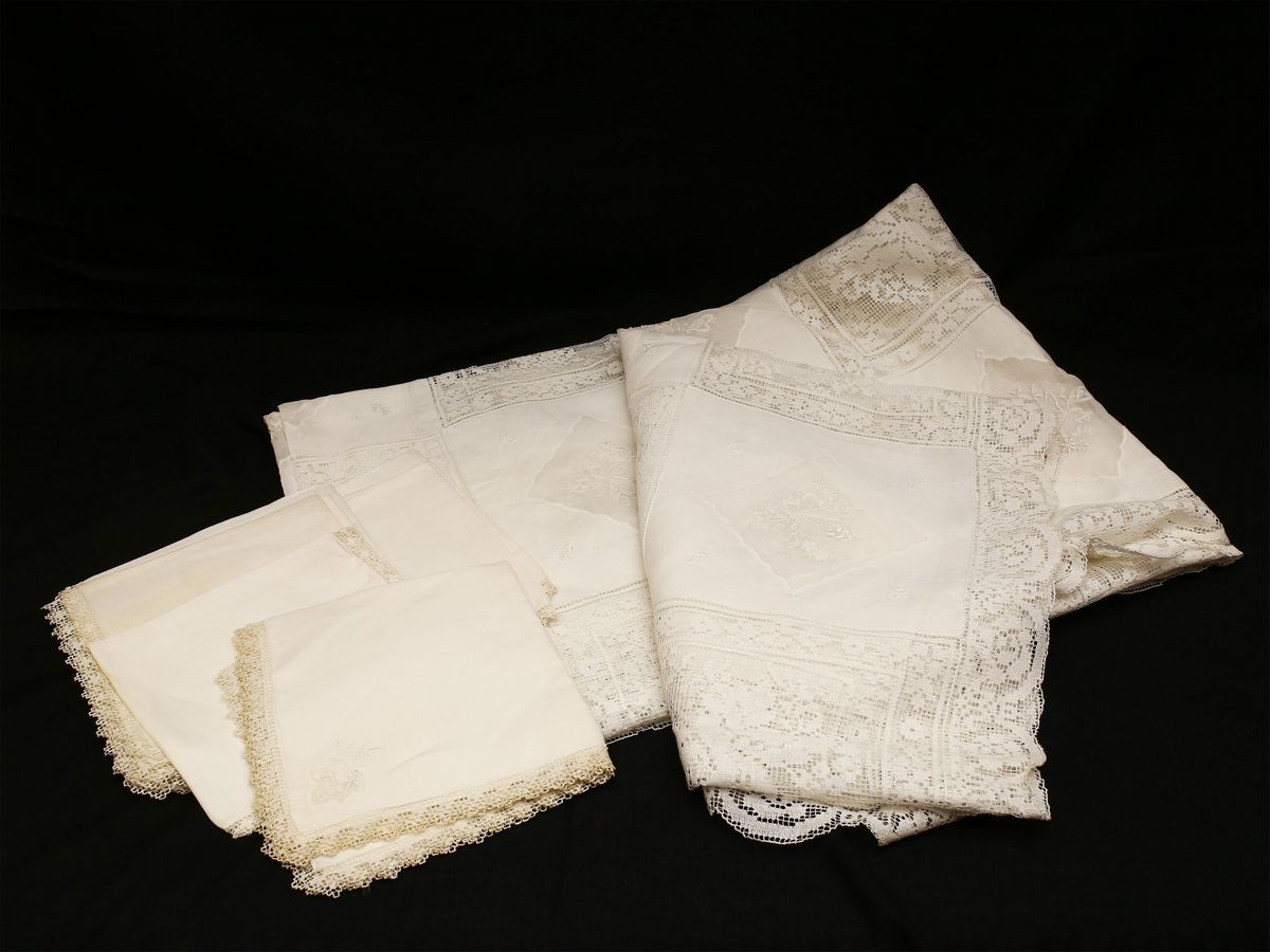 Tovaglia Ricamata in Bisso di Lino, Organza e Cotone Bianco