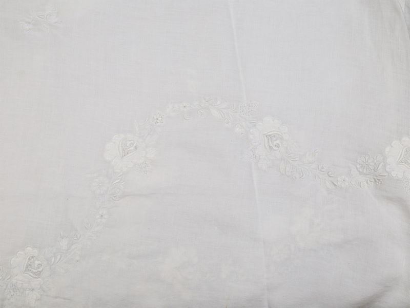 Tovaglia Ricamata in Bisso di Lino Bianco