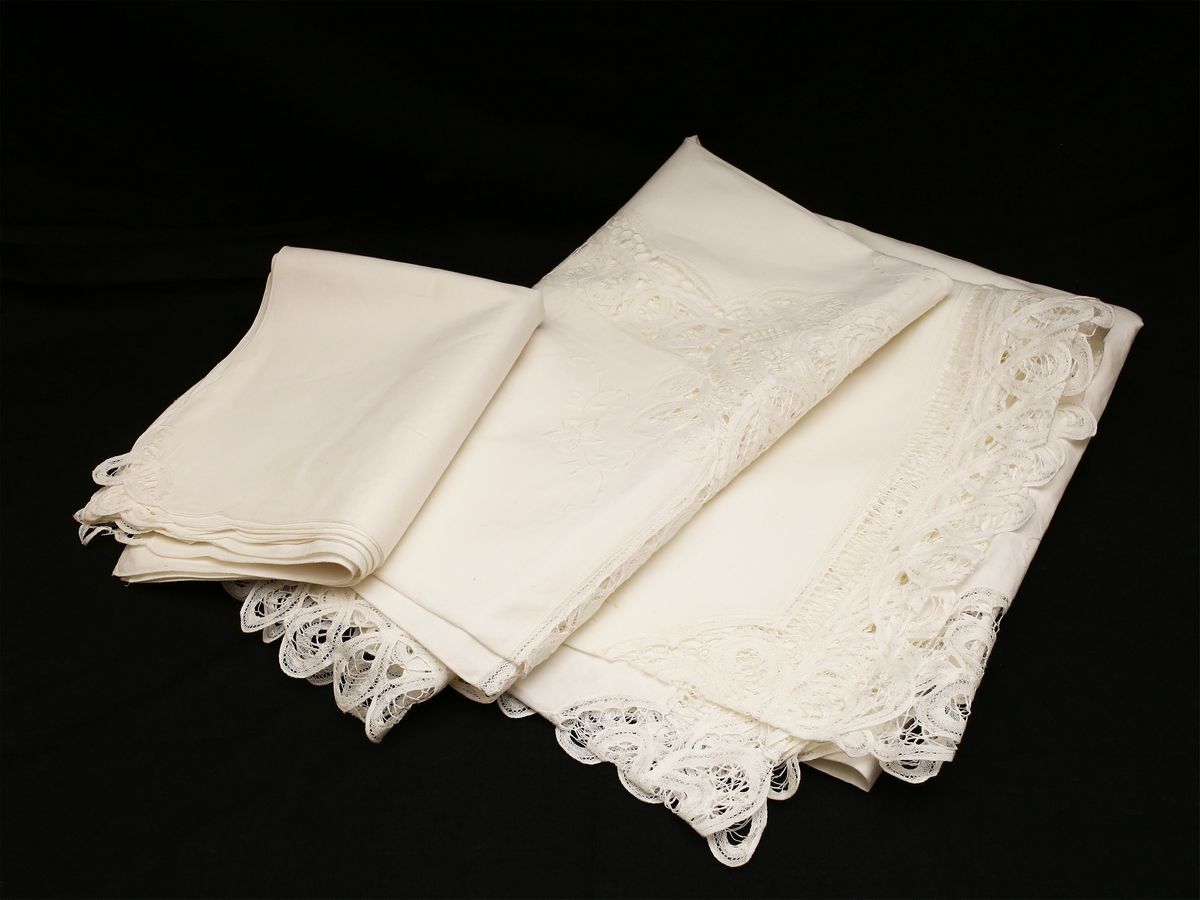 Tovaglia Ricamata in Misto Lino Bianco