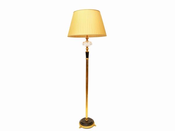 Floor lamp in golden metal