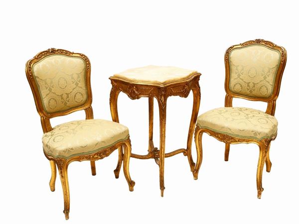 Coppia di piccole sedie in legno intagliato e dorato
