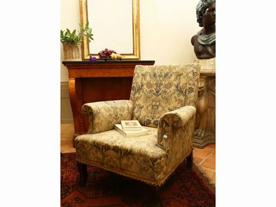 Poltroncina Imbottita e Rivestita in Tessuto Floreale