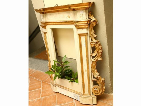 Tabernacle front in white lacquered wood and highlighted in gold