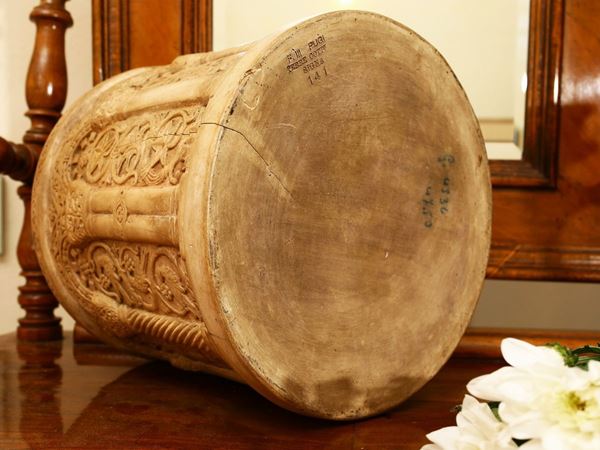 Vaso cilindrico in terracotta di Signa (Fratelli Pugi, inizio del XX  secolo) - Asta Arredi , argenti, dipinti e curiosità d'epoca in parte  provenienti da Villa Mannelli - Maison Bibelot - Casa