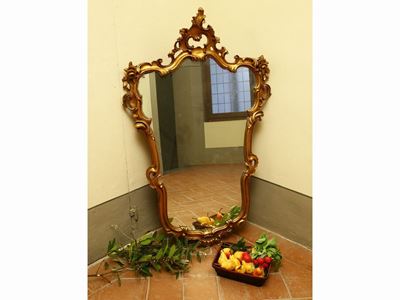 Piccola Specchiera con Cornice in Legno Intagliato e Dorato