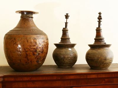 Tre Vasi Orientali in Legno e Rame