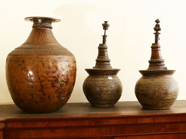 Tre vasi orientali in legno e rame
