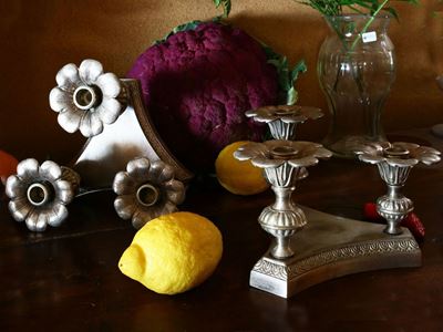 Coppia di Candelabri in Metallo Argentato