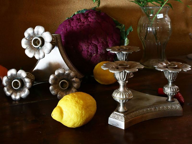 Coppia di Candelabri in Metallo Argentato