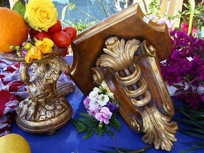 Due Complementi di Arredo in Legno Intagliato e Dorato