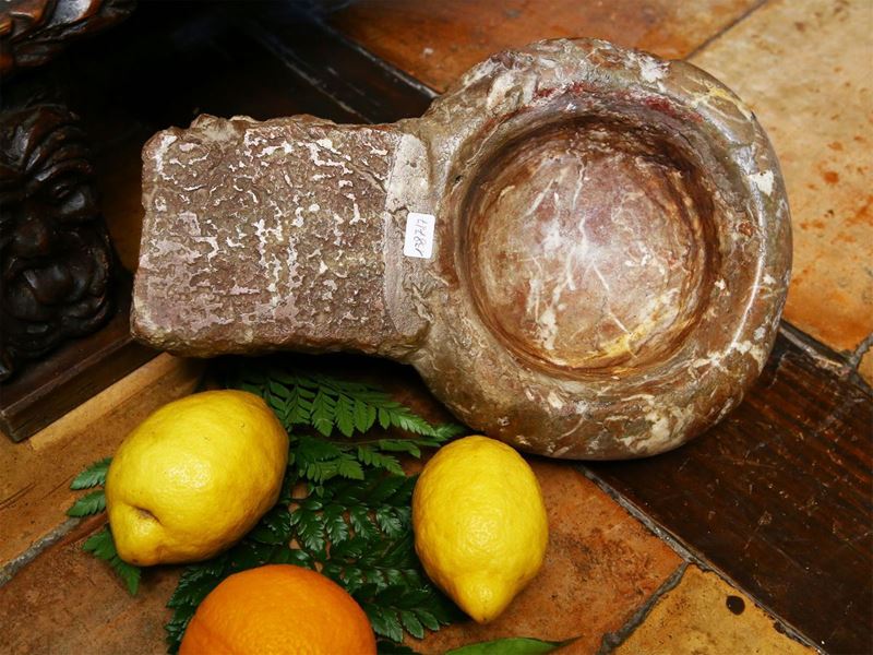 Acquasantiera in Marmo Rosso Breccia