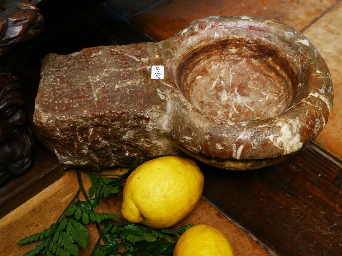Acquasantiera in Marmo Rosso Breccia
