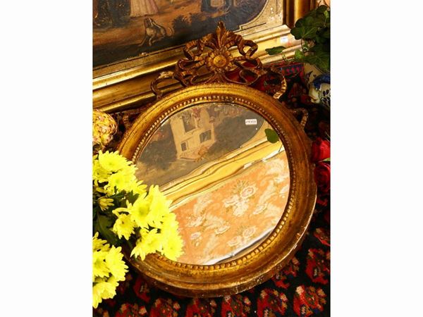Piccola specchiera ovale con cornice in legno dorato