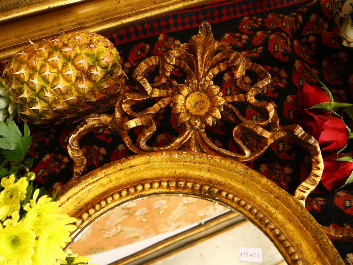 Piccola Specchiera Ovale con Cornice in Legno Dorato