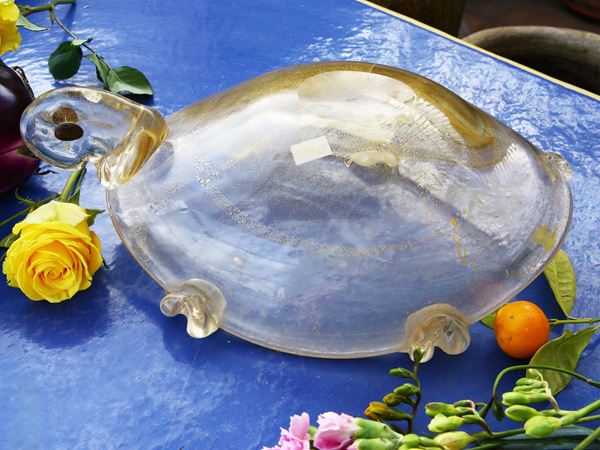Tartaruga in vetro soffiato incolore con inclusioni dorate