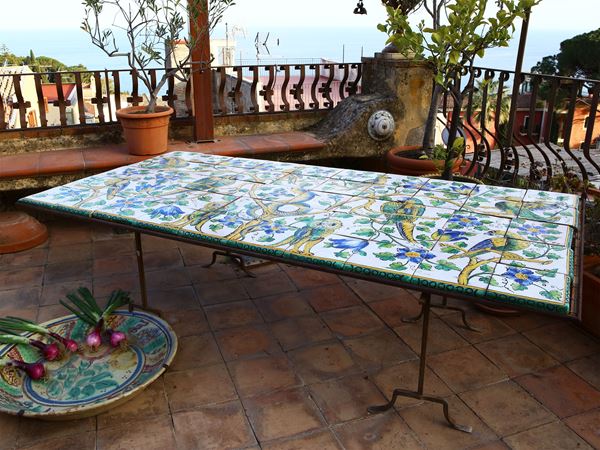 Grande tavolo basso da giardino o terrazzo