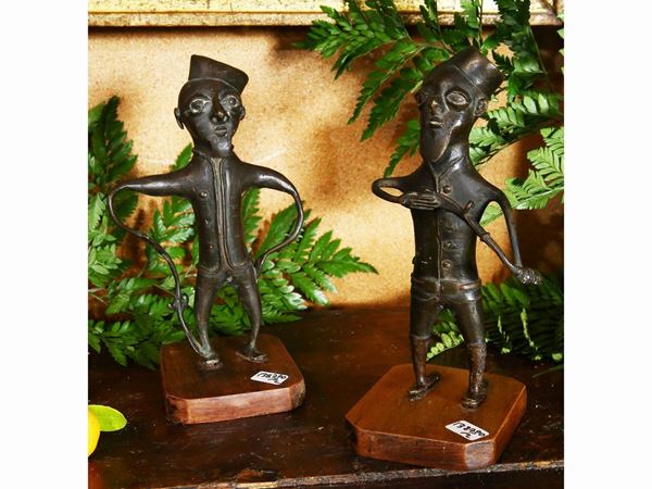Coppia di figure in bronzo