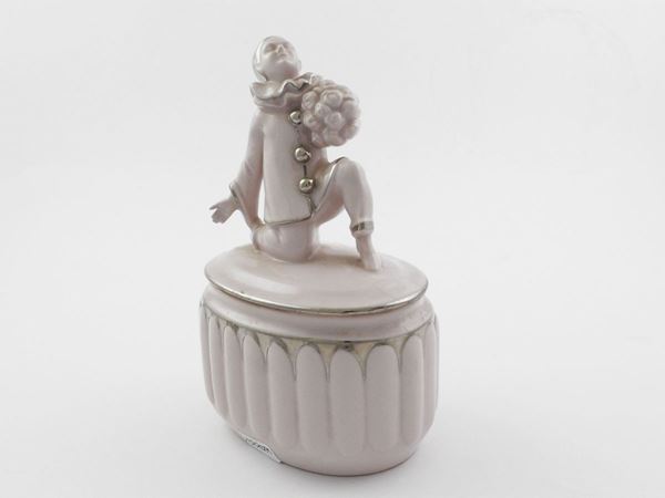 Oval-shaped box in ceramic