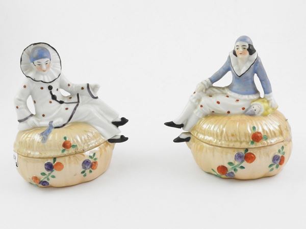 Pair of small porcelain boxes