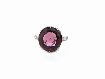 Anello in Platino con Spinello Naturale e Diamanti