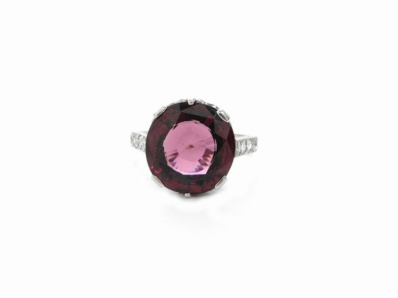 Anello in Platino con Spinello Naturale e Diamanti