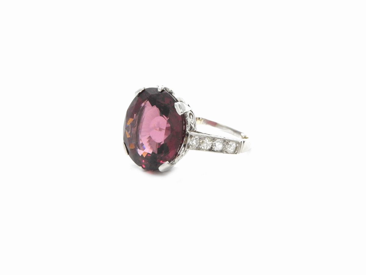 Anello in Platino con Spinello Naturale e Diamanti