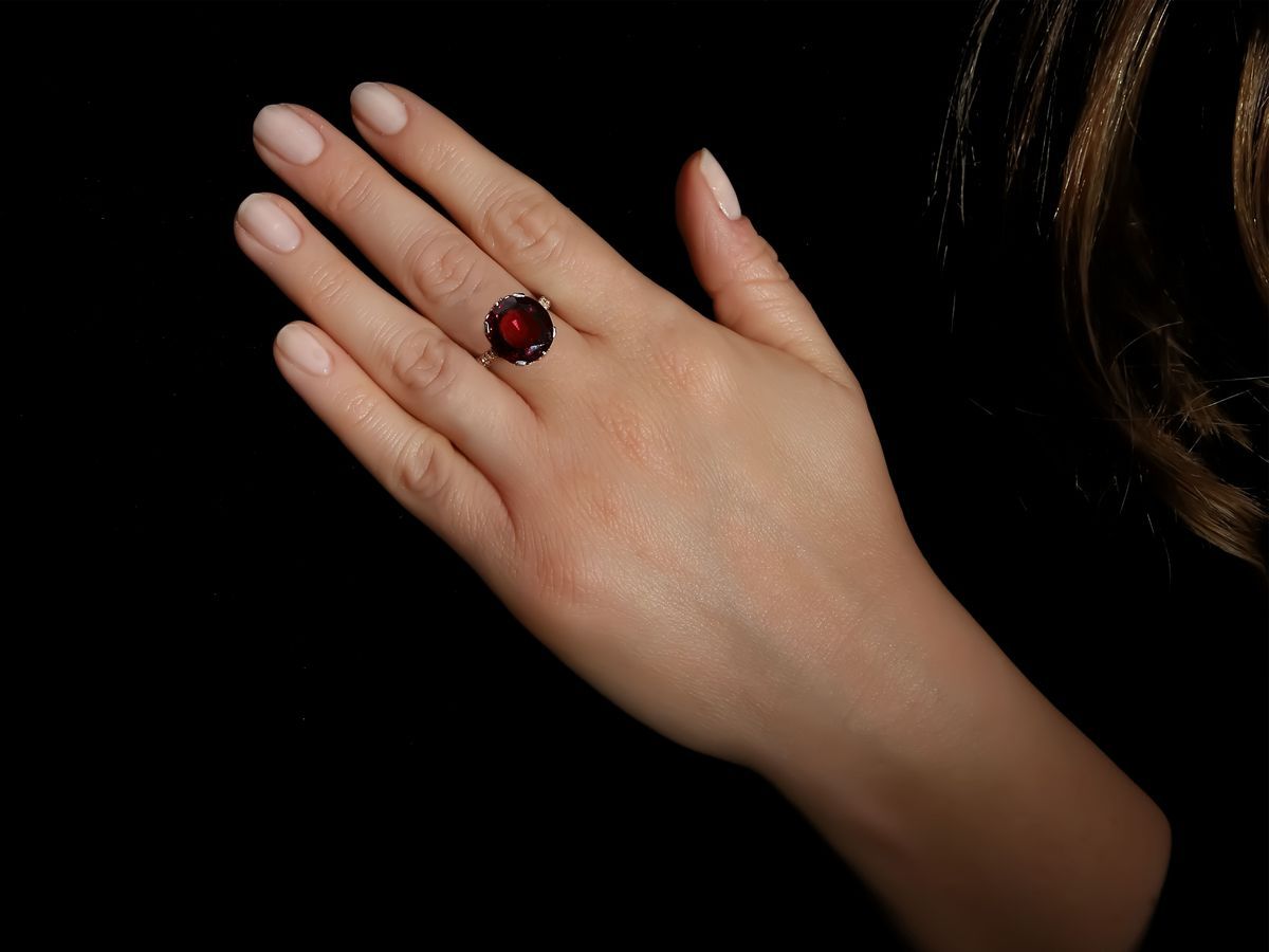 Anello in Platino con Spinello Naturale e Diamanti