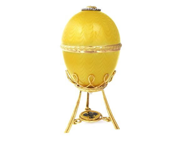 Grande uovo con piedestallo in oro giallo, argento, diamanti e smalti
