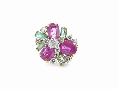 Anello in Oro Giallo con Diamanti, Corindoni Rosa e Smeraldi