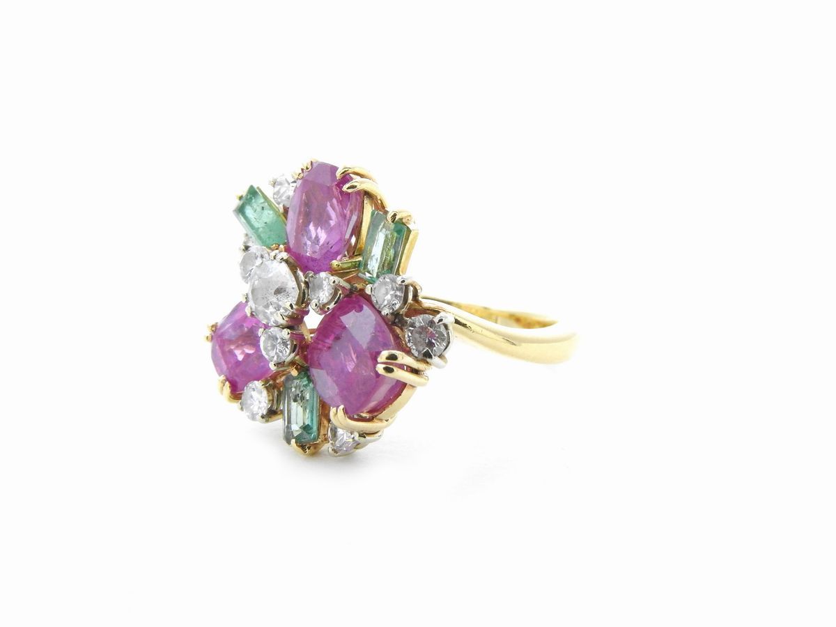 Anello in Oro Giallo con Diamanti, Corindoni Rosa e Smeraldi