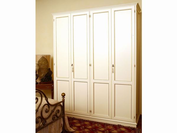 Wardrobe in white lacquered wood