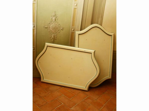 Pair of panels for collections in white lacquered wood  - Auction Furniture, silvers, paintings and antique curiosities partly from Villa Mannelli - Maison Bibelot - Casa d'Aste Firenze - Milano