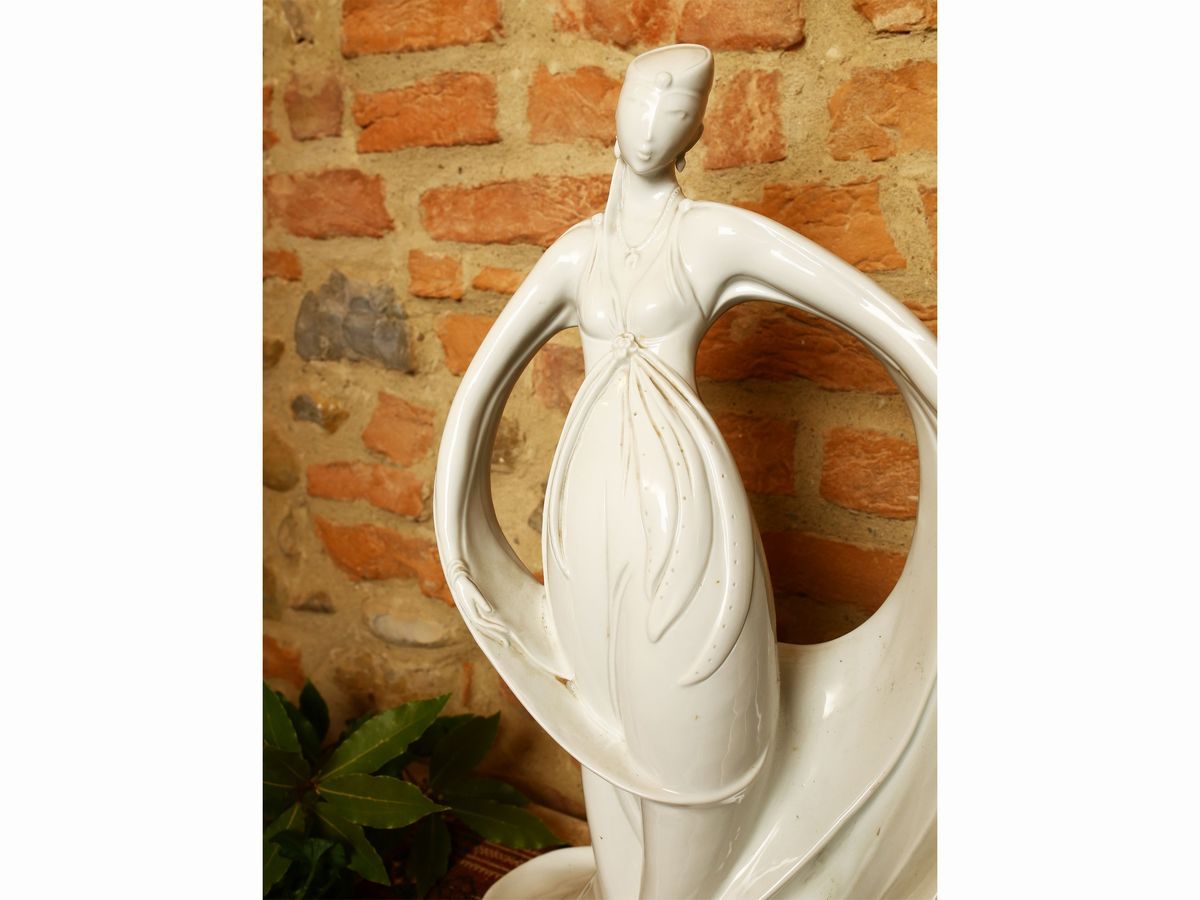 Figura Femminile in Porcellana