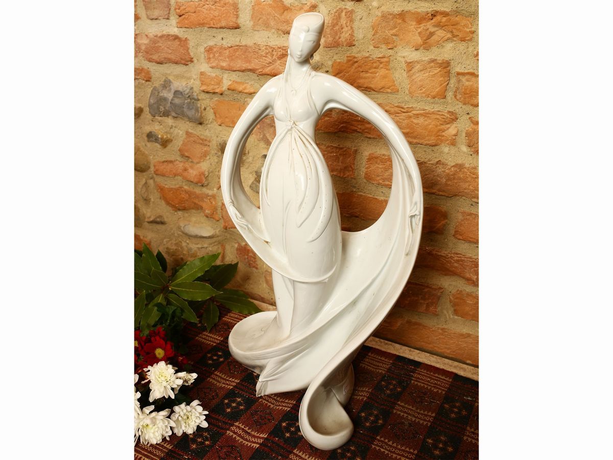 Figura Femminile in Porcellana