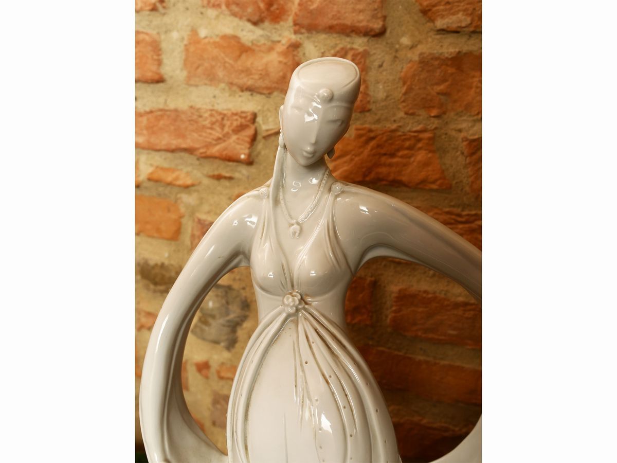 Figura Femminile in Porcellana