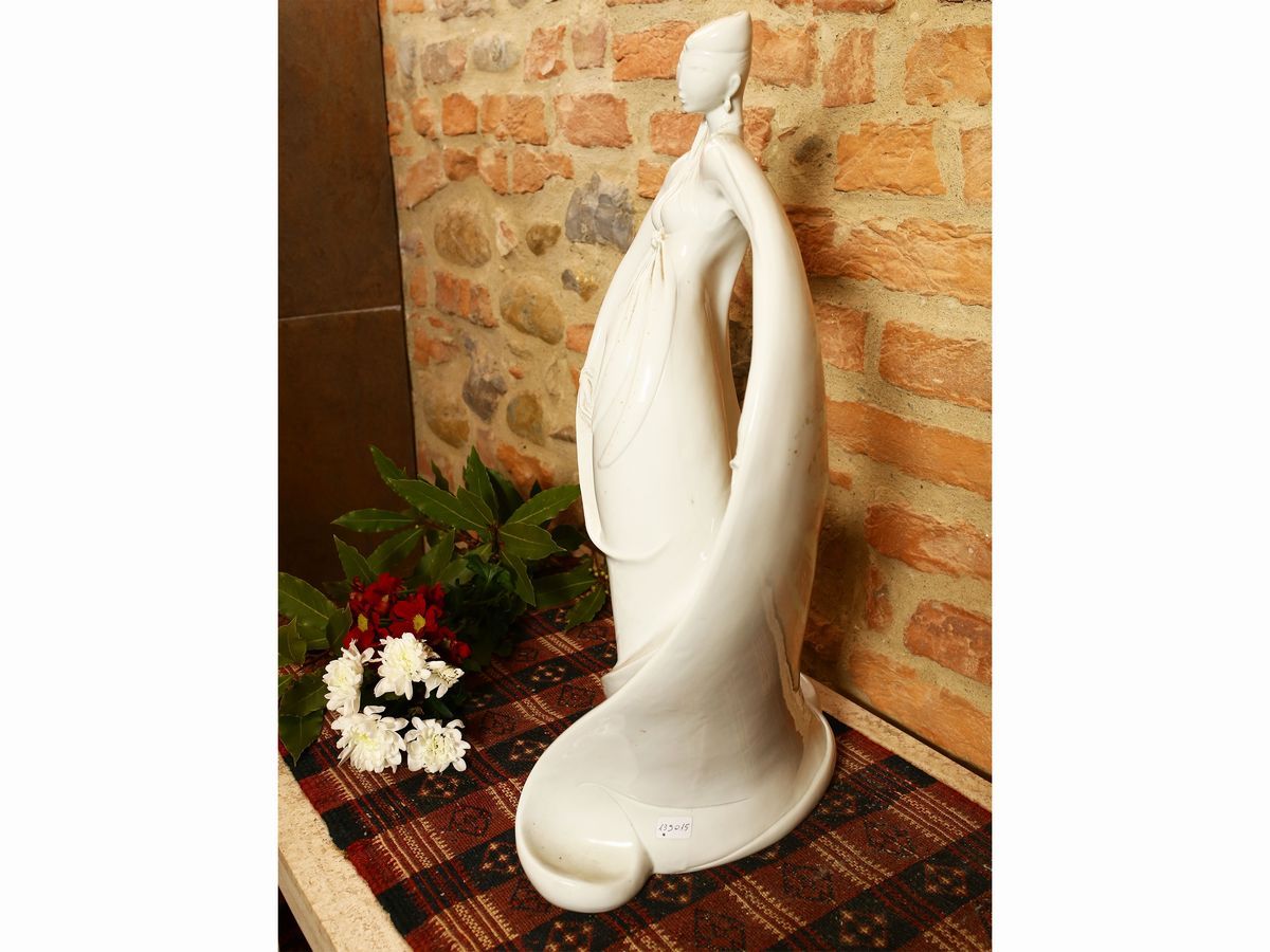Figura Femminile in Porcellana