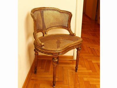 Poltroncina a Pozzetto in Legno Intagliato e Dorato