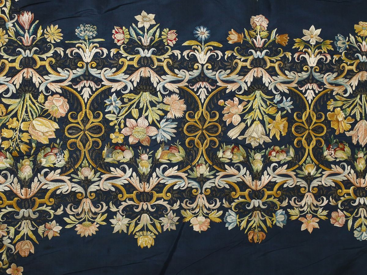 Tovaglia D'altare in Seta Blu Ricamata a Mano