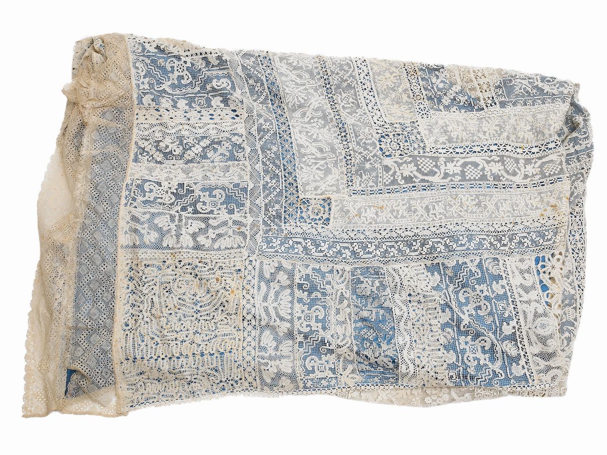 Copriletto in Cotone Avorio Ricamato Ad Ago e Seta Azzurra