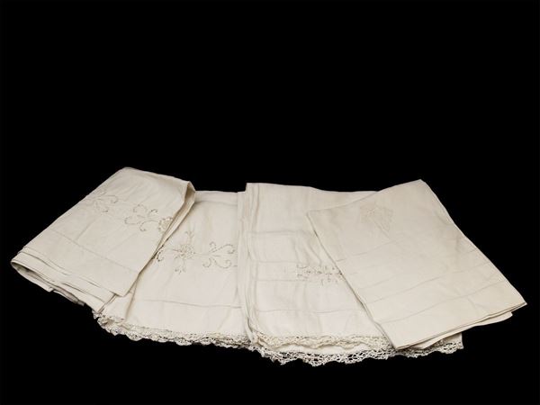 White linen towels lot  (first half of the 20th century)  - Auction Furniture, silvers, paintings and antique curiosities partly from Villa Mannelli - Maison Bibelot - Casa d'Aste Firenze - Milano