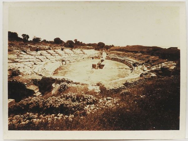 Gaetano D'Agata : Siracusa Anfiteatro, 1920 circa  ((1883-1949))  - Auction Images of Sicily from the d'Agata Studio and other collections - Maison Bibelot - Casa d'Aste Firenze - Milano