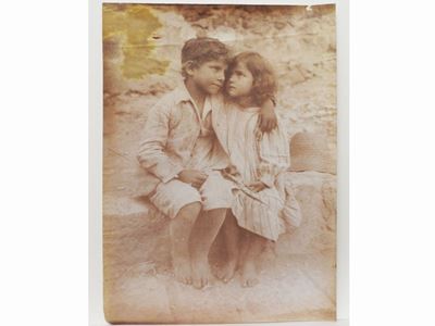 Bimbi Abbracciati, 1920 Circa