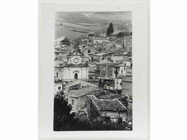 Fausto Giaccone : Santa Caterina Villarmosa Panorama, 1977  - Auction Images of Sicily from the d'Agata Studio and other collections - Maison Bibelot - Casa d'Aste Firenze - Milano