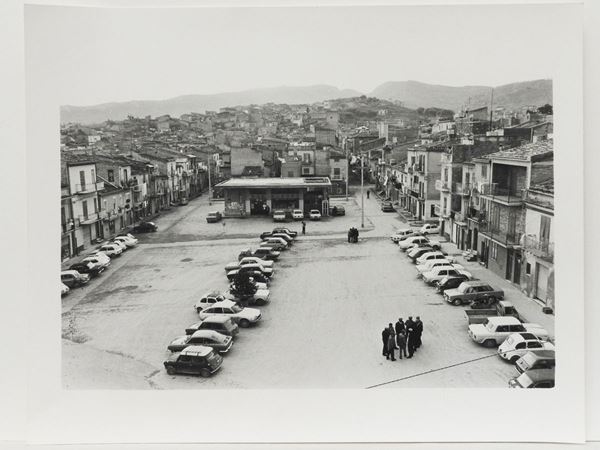 Fausto Giaccone : Santa Caterina Villarmosa Piazza Municipio, 1977  - Auction Images of Sicily from the d'Agata Studio and other collections - Maison Bibelot - Casa d'Aste Firenze - Milano