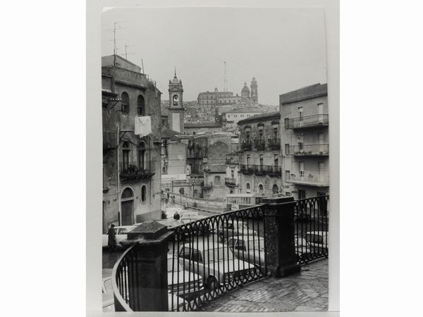 Nicola Scafidi : Caltagirone Panorama, 1970  ((1925-2004))  - Asta Immagini di Sicilia dallo Studio d'Agata ed altre collezioni - Maison Bibelot - Casa d'Aste Firenze - Milano