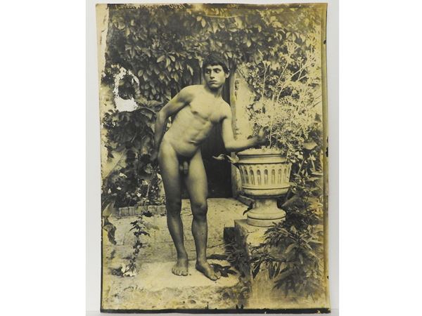 Wilhelm von Gloeden - Taormina Nudo maschile e vaso, 1920 circa